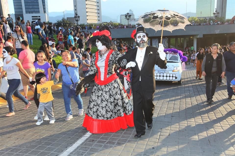 El ambiente festivo atrapó a familias y paseantes con un desfile, una ofrenda y un concurso que combinó tradición e historia de México.