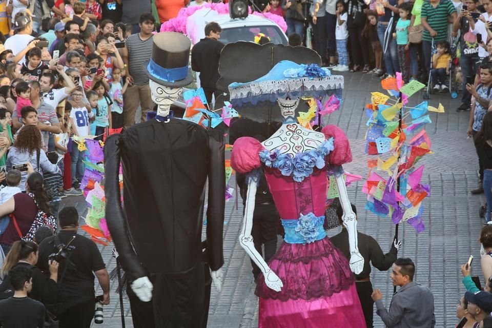 Dos mojigangas fueron parte del desfile.