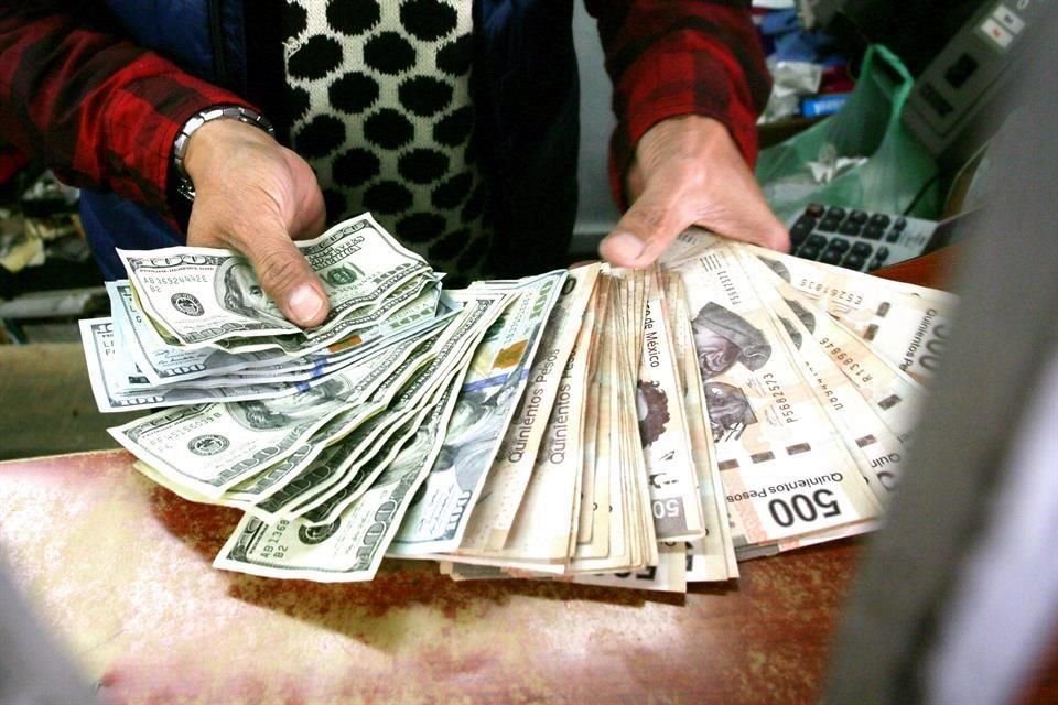 El monto total del dinero enviado desde el extranjero fue de 2 mil 898 mdd en el penúltimo mes del año anterior.