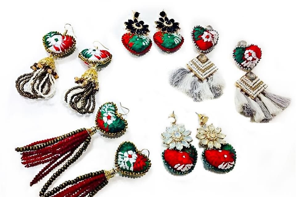 Aretes elaborados con pequeñas cuentas forman parte de la propuesta.
