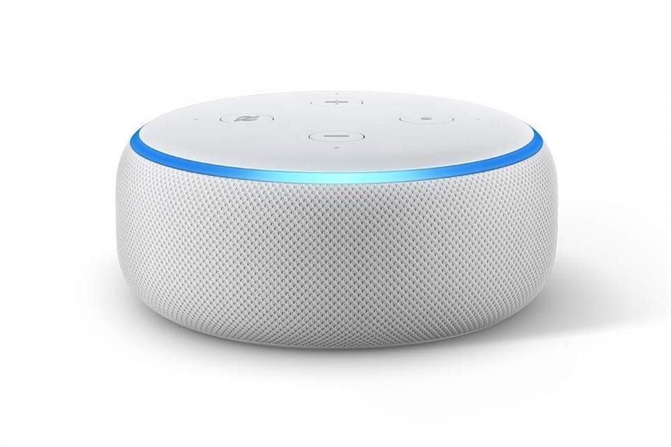 El más pequeño, en cuanto a tamaño, es el Echo Dot, una bocina en forma de dona que comparte las mismas funciones que el Amazon Echo, por un precio menor.