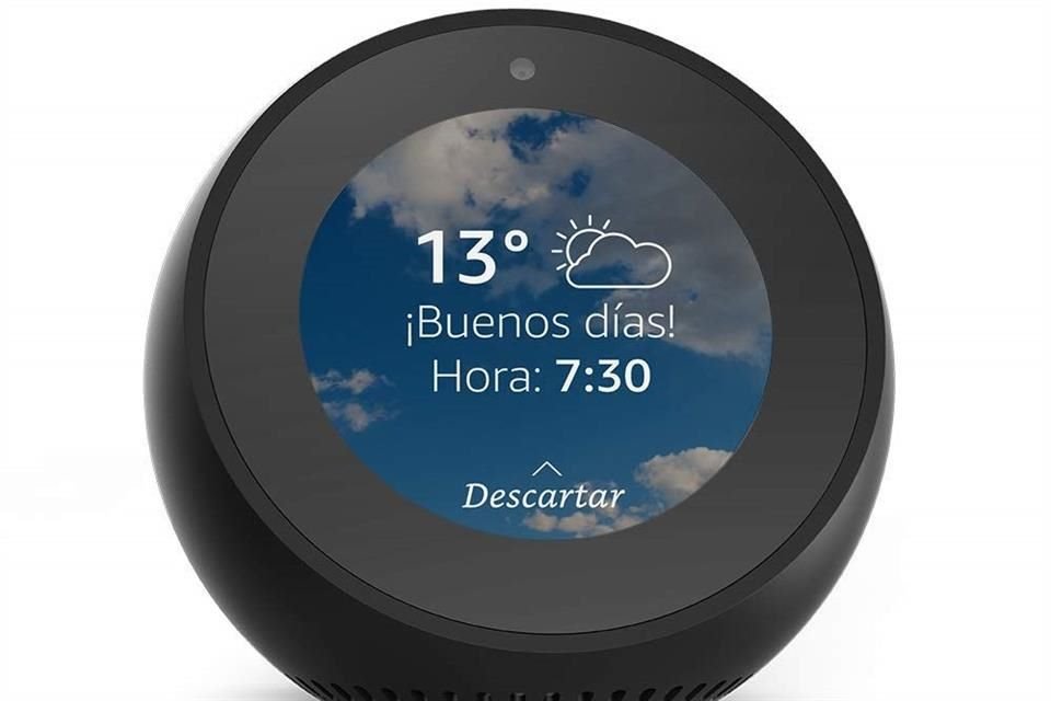 Echo Spot combina todas las funciones de Echo complementándolas con una pantalla y una videocámara, para así poder consumir contenido multimedia.