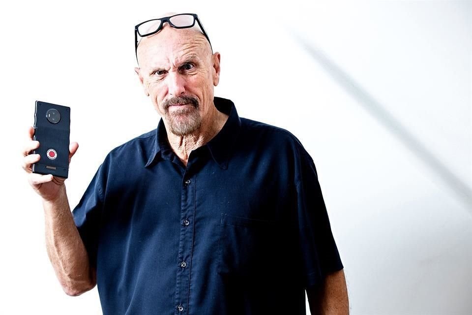 Jim Jannard es la mente maestra detrás del teléfono holográfico RED HYDROGEN ONE.