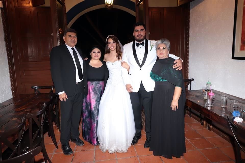 FAMILIA DEL NOVIO Juan Vázquez Cantú, Dalia Leticia Vásquez Pérez, novios y Leticia Pérez de Cantú