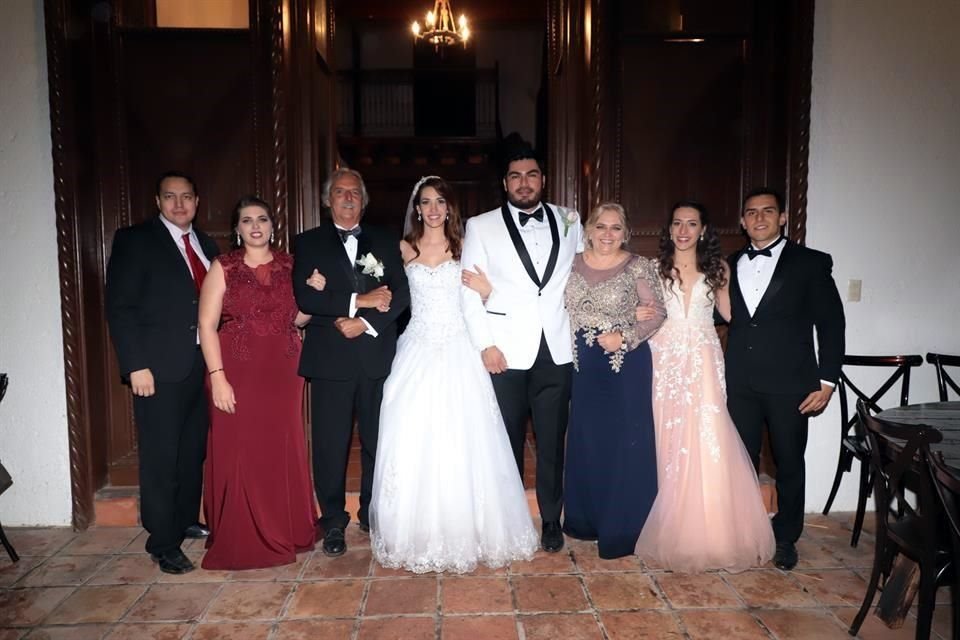 FAMILIA DE LA NOVIA Jaime Serrano, Alicia de Serrano, Rogelio Cantú Leal, Ángela Cantú Sánchez, Ángel Vázquez Pérez, Alicia Sánchez de Cantú, Arely Abigail Cantú Sánchez y José Rogelio Cantú Sánchez