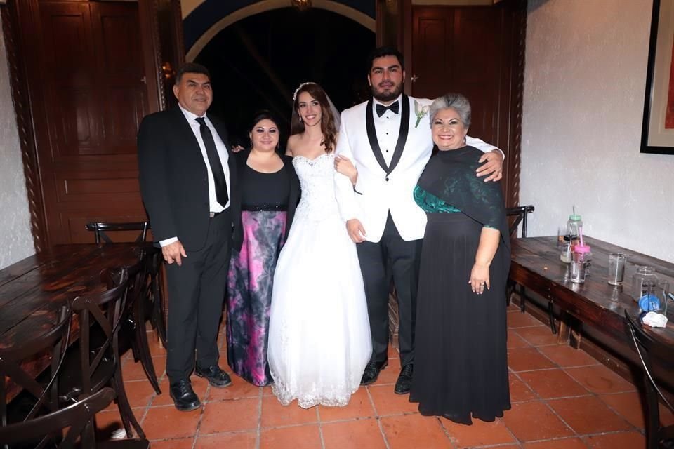 FAMILIA DEL NOVIO Juan Vázquez Cantú, Dalia Leticia Vásquez Pérez, novios y Leticia Pérez de Cantú