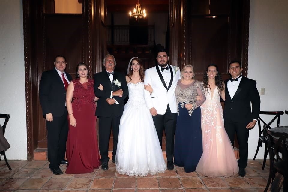 FAMILIA DE LA NOVIA Jaime Serrano, Alicia de Serrano, Rogelio Cantú Leal, Ángela Cantú Sánchez, Ángel Vázquez Pérez, Alicia Sánchez de Cantú, Arely Abigail Cantú Sánchez y José Rogelio Cantú Sánchez