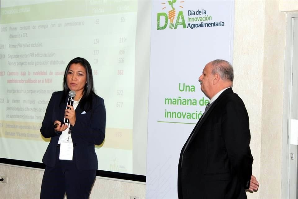 Verónica Ordóñez y Raúl Ceballos, del equipo de Innovación Tecnológica de Soriana.