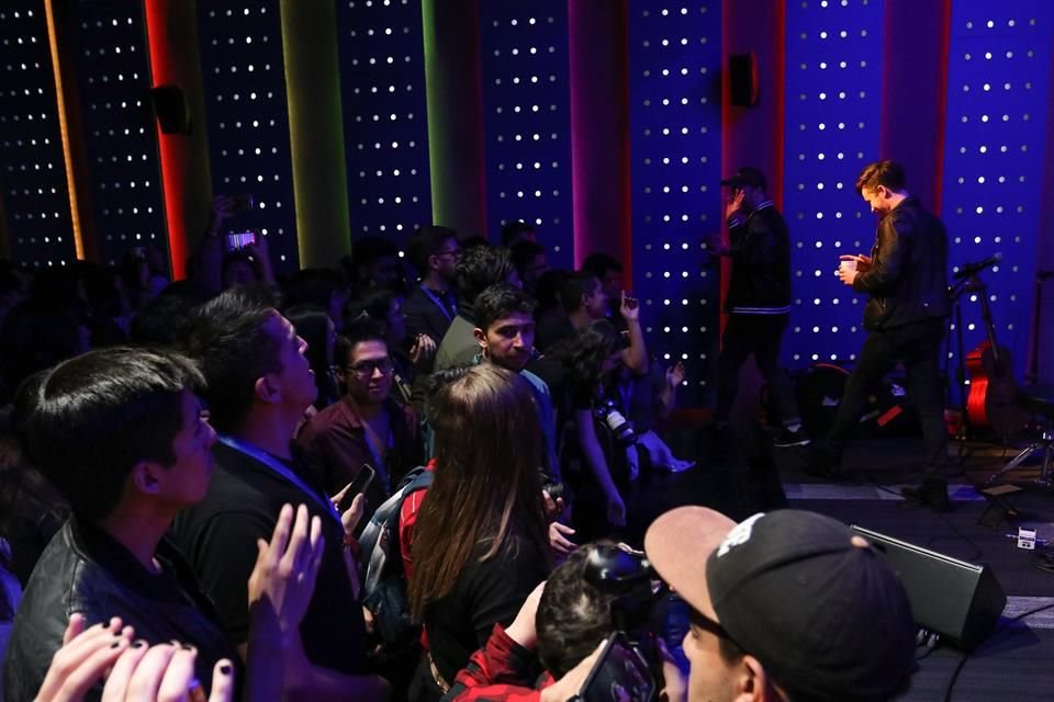 La banda Chvrches tocó cuatro canciones ante 200 fans que ganaron acceso a las instalaciones de Universal Music.