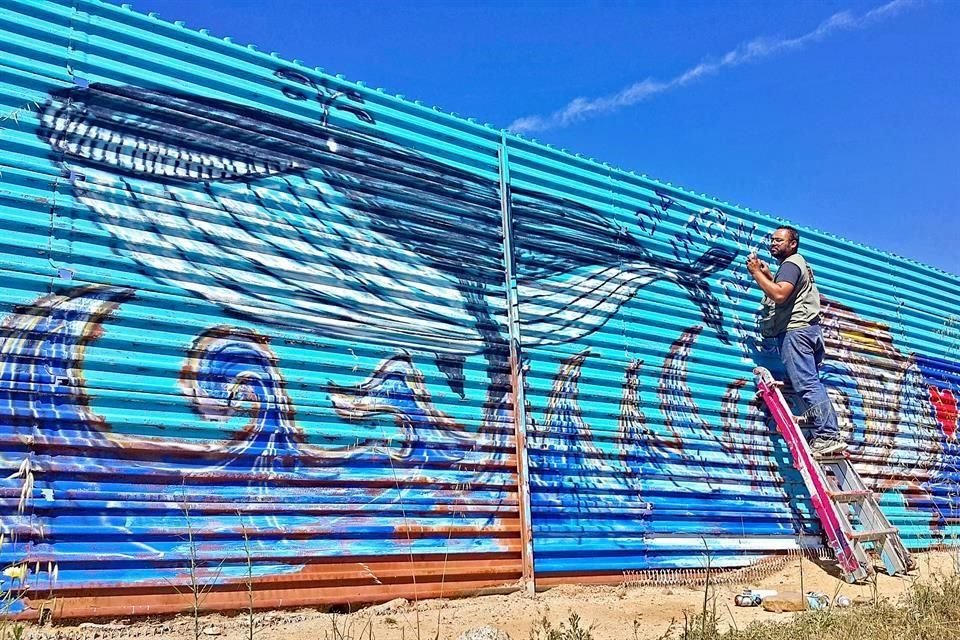 Enrique Chiu es autor de la iniciativa de pintar un 'Mural de la Hermandad' a lo largo del muro fronterizo México-EU.