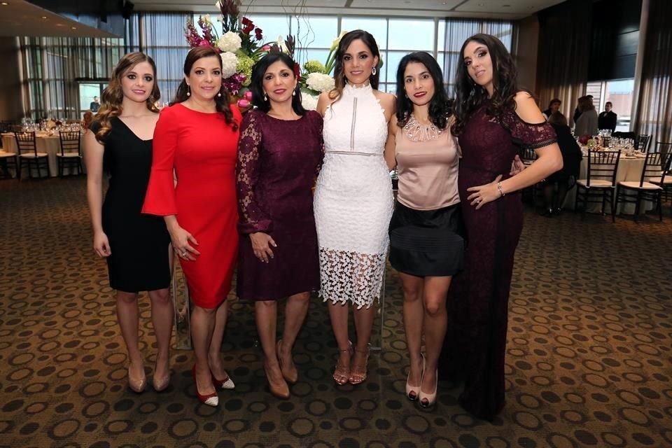 Andrea Sánchez Gutiérrez, Norma Gutiérrez de Sánchez,  Miriam González de Torres, la novia, Paola Torres González y Miriam Torres González