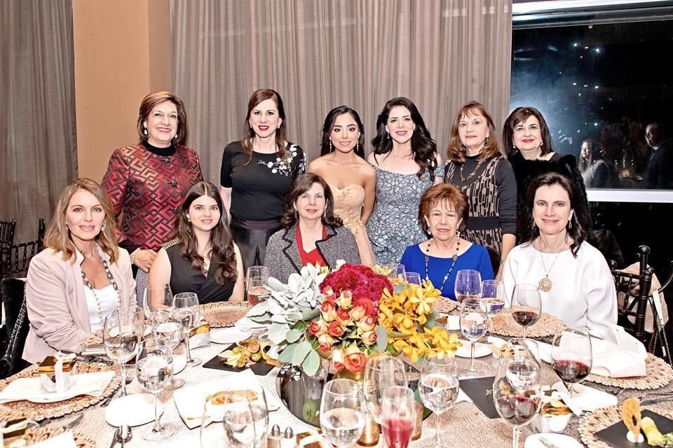 Cecilia de Pérez, Lourdes de Andonie, la novia, Elda de Villagómez, Lucy de Giacomán, Sureya de Farah, Martha de Quintero, Becky Canales, Irene de Canales, Gloria de Mubarak y Gloria de Giacomán