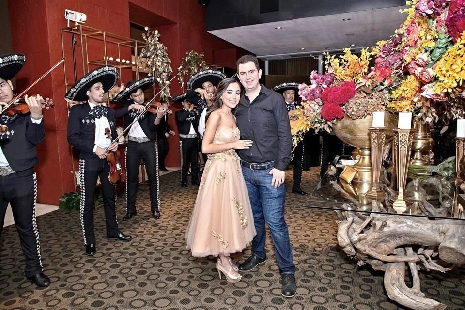 Durante la reunión, el futuro esposo le llevó a Karen música con un mariachi.