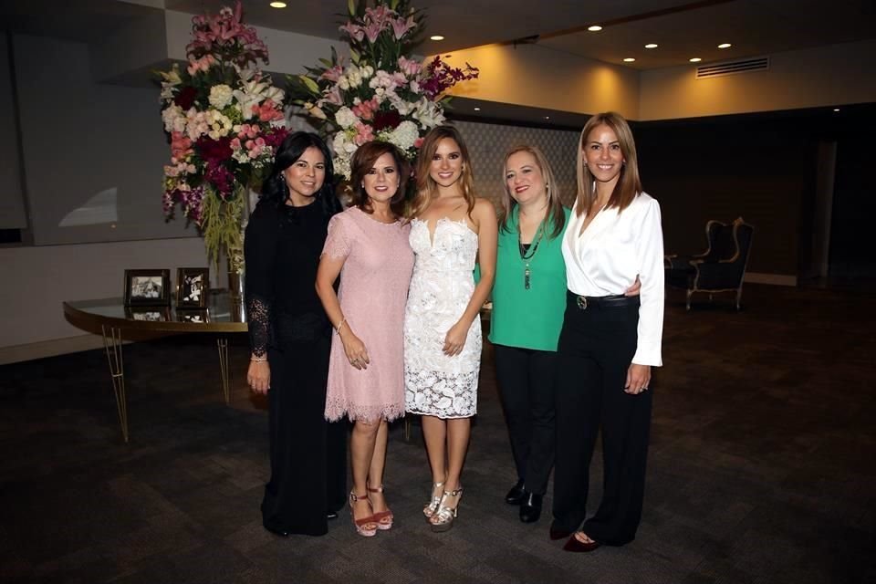 Mayra López, Myrna Salazar de Villarreal, Ana Karen Villarreal Salazar, Zoila Anleu y Kathia Cepeda