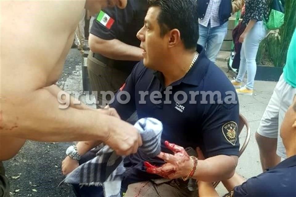 Ismael Figueroa es atendido momentos después de la agresión.