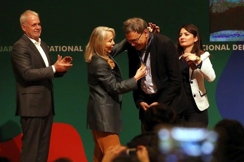 El escritor turco Orhan Pamuk recibió la medalla Carlos Fuentes de manos de Silvia Lemus, viuda del autor.