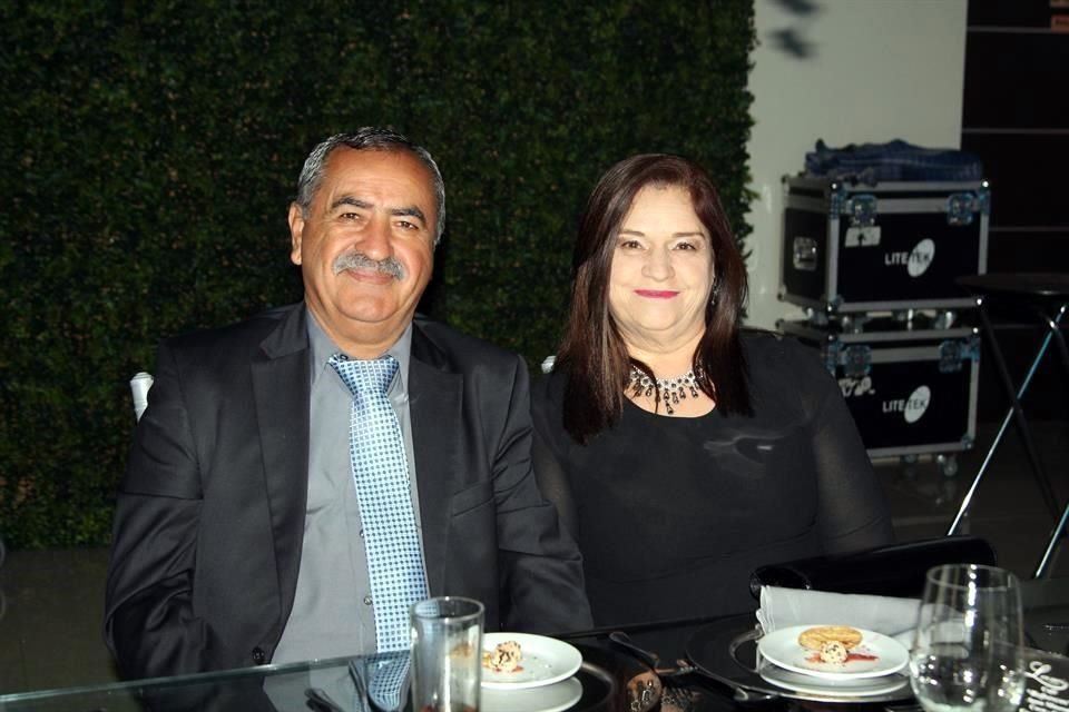 Jesús Angel Garza y Dora Emma Sánchez de Garza