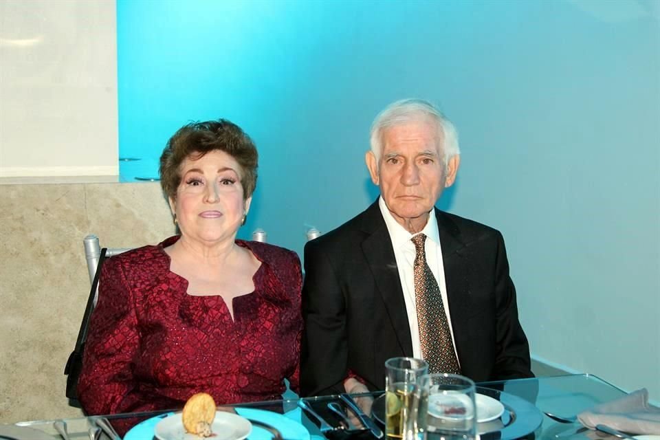 Maria de los Santos de García y Américo García