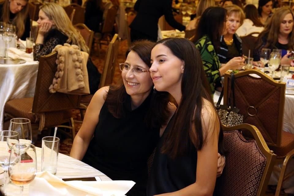 Sandra de Lozano y Alejandra Lozano