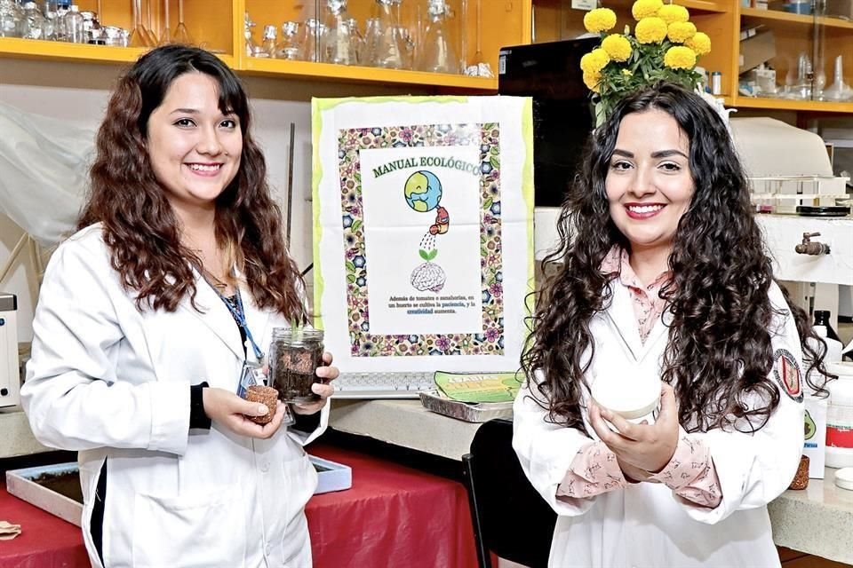 Sylvia Lara (izq.) y Alondra Fraustro competirán este fin de semana en la etapa nacional de ExpoCiencias 2018.