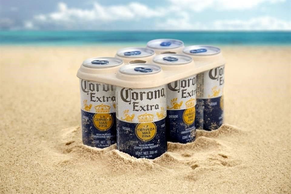 Los six pack de Corona emplearán cartón biodegradable a partir del próximo año, informó la cervecera.