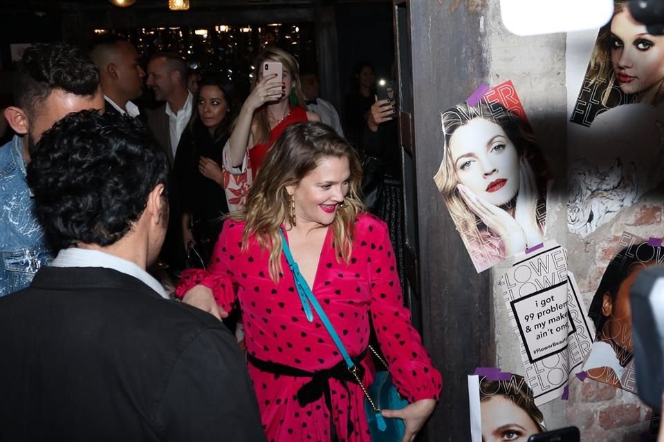 Drew Barrymore lució alegre  durante la presentación de Flower.