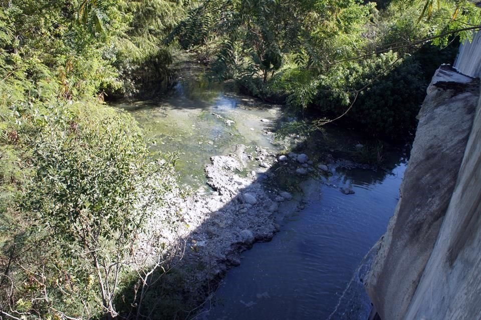 Un ducto pluvial arroja aguas residuales al Río Santa Catarina, según vecinos, desde hace más de dos meses.