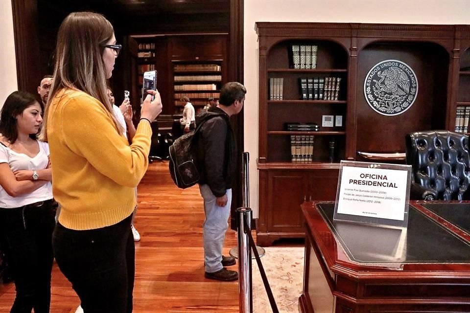 Visitantes contemplan la que fuera en su momento la oficina presidencial.