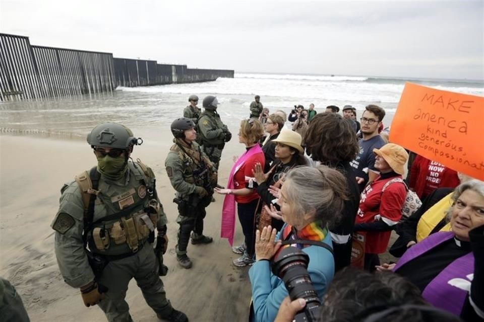 Agentes fronterizos de EU arrestaron a 32 personas que protestaban en apoyo a la caravana migrante que permanece en Tijuana, México.