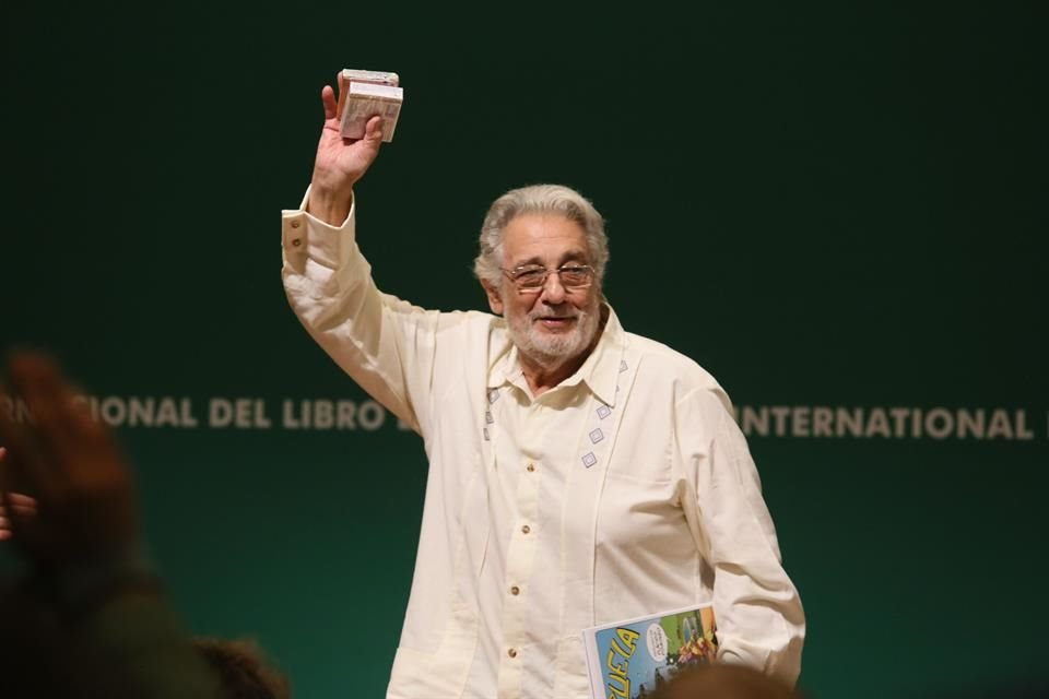 Ocho cantantes y una bailarina acusaron al tenor Plácido Domingo de presionarlas para sostener relaciones sexuales con él.
