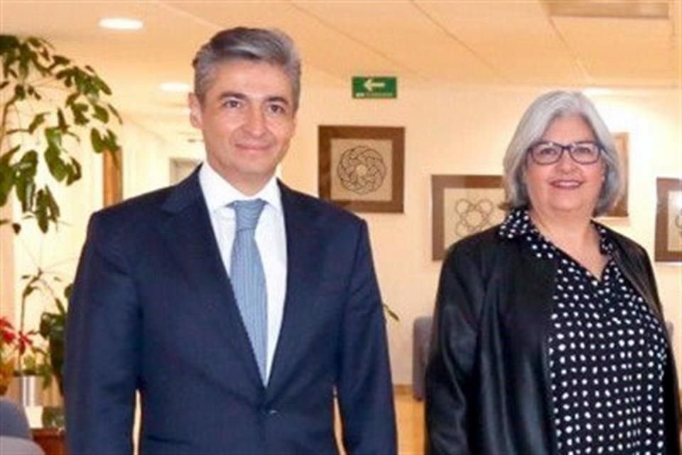 Juan Lozano Tovar, nuevo director del IMPI, y Graciela Márquez, titular de SE.