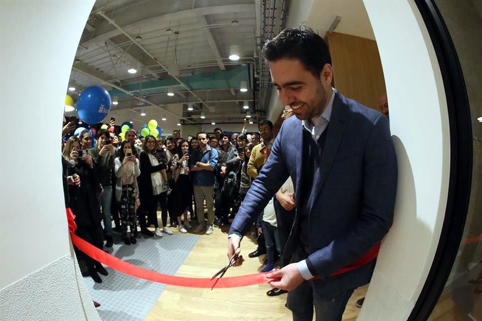 Adalberto Flores, cofundador de Kueski, inauguró las nuevas oficinas de la empresa en WeWork Midtown.