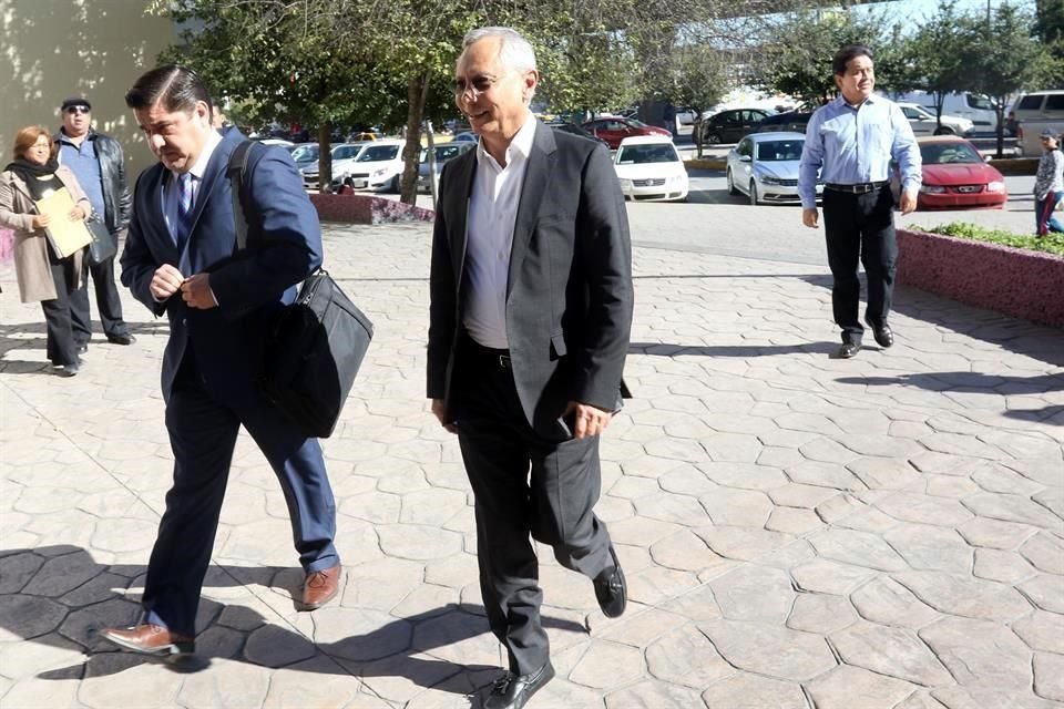 El ex Alcalde Cadereyta, Santiago Preciado, acudió al Palacio de Justicia por el proceso que enfrenta por la compra de un terreno a sobreprecio.