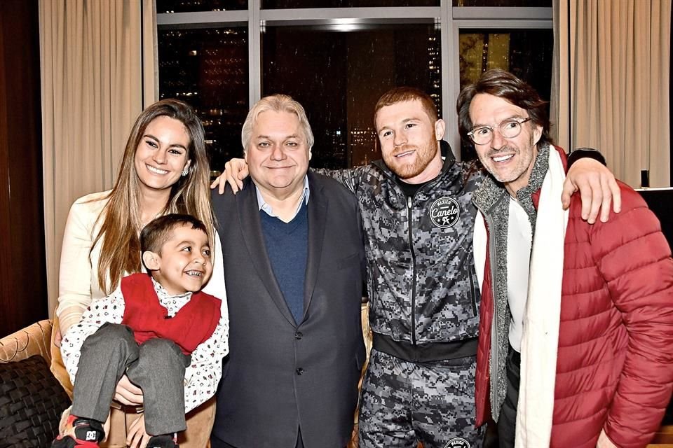 Carlos Bremer y 'Canelo' Álvarez posan junto a Fernando Landeros, presidente de Fundación Teletón, y su esposa, Paola Albarrán.