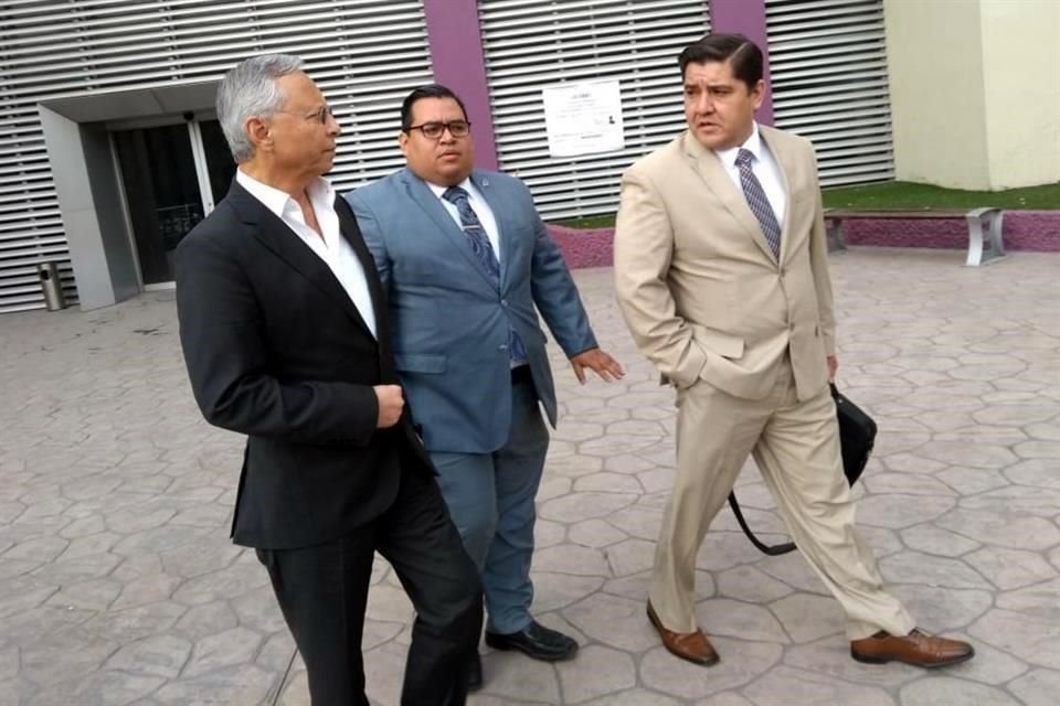 José Santiago Preciado Robles, así como Ariel Jesús Martínez Garza, ex secretario del Ayuntamiento de Cadereyta, acudieron a la primera sala de audiencia del Palacio de Justicia de Monterrey.