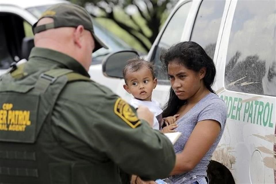 Autoridades migratorias de EU revelaron que informaron del deceso de una menor guatemalteca bajo su custodia, tres días después del hecho.