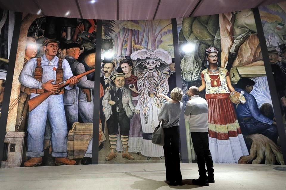 Se exhiben más de 90 piezas que recorren la vida y obra de la pareja de artistas mexicanos Frida Kahlo y Diego Rivera.