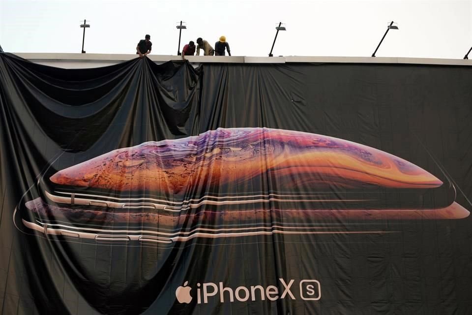 Publicidad sobre el lanzamiento del iPhone XS en Ahmedabad, India.