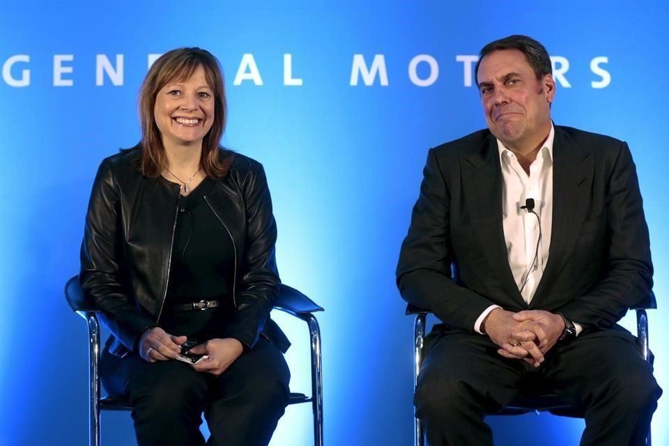 La CEO de General Motors, Mary Barra, junto al nuevo presidente de la compañía, Mark Reuss.