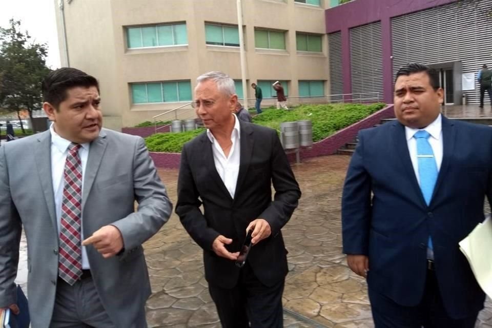 El ex Alcalde de Cadereyta, José Santiago  Preciado Robles (centro) sale de la audiencia  de imputación, con sus abogados Milton Carlos Enciso, (izq.), y Simón Pedro de la Rosa (der.).