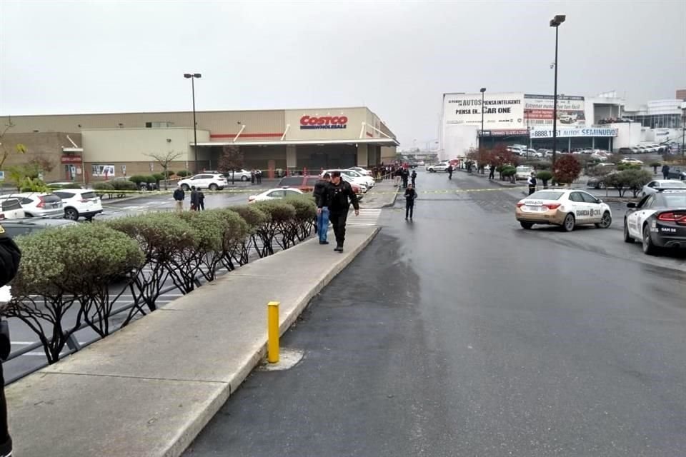 Alrededor de las 13:00 horas, las corporaciones policiacas recibieron el reporte de disparos de arma de fuego en el estacionamiento de la tienda.