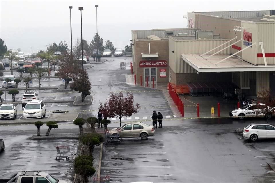 Una persona murió y otra resultó herida tras ser atacadas a balazos, en el estacionamiento de la tienda Costco, en Cumbres.