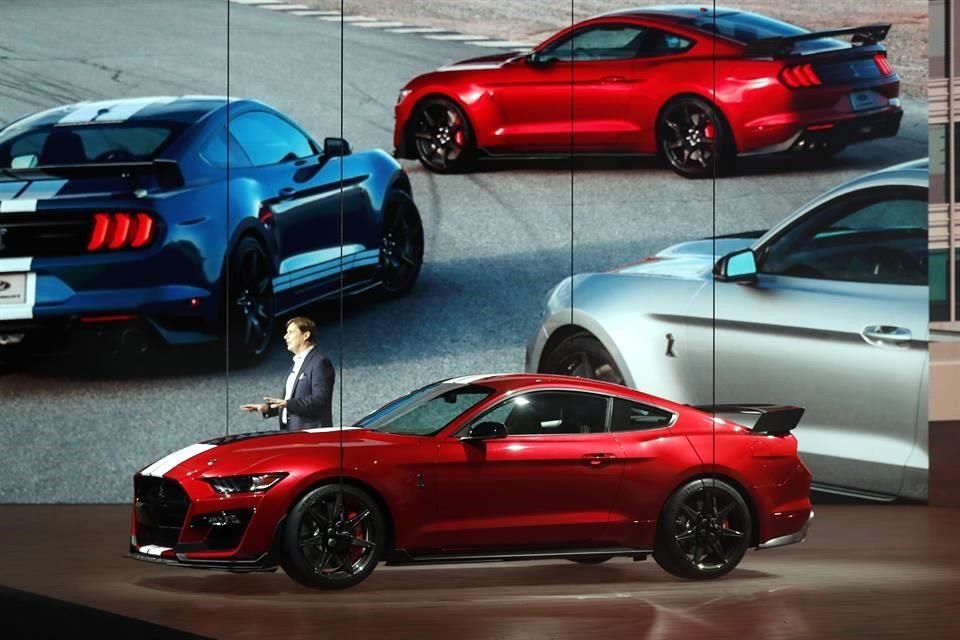 Ford lanzó el modelo deportivo Mustang en 1964.