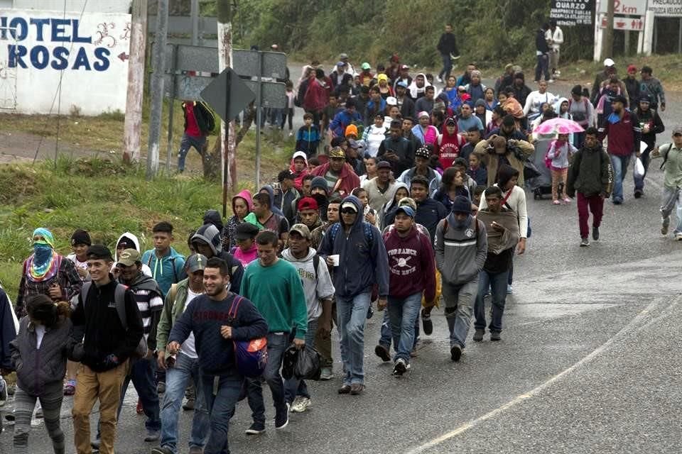 Migrantes hondureños continuaron su camino en Esquipulas, Guatemala hacia Estados Unidos.