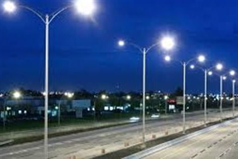 En muchos municipios, la distancia entre luminarias no es la adecuada.