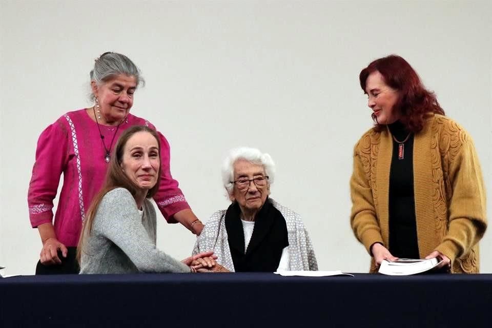 En reconocimiento a su aportación a la poesía mexicana, la destacada y consolidada poeta Dolores Castro recibió un homenaje acompañada de colegas y amigos.