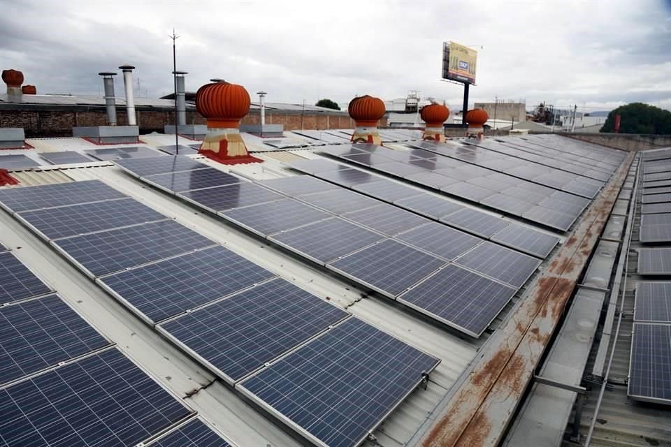 La CRE vetó el acuerdo por el que un usuario con paneles solares en su techo podía vender energía a sus vecinos.