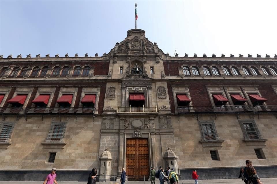 AMLO dijo que podría mudarse a Palacio Nacional cuando su hijo termine la Primaria.