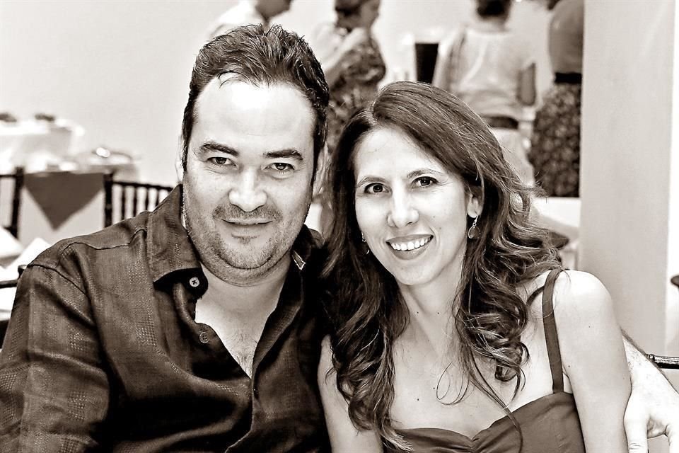 Con su esposo Óscar Peña Durán.