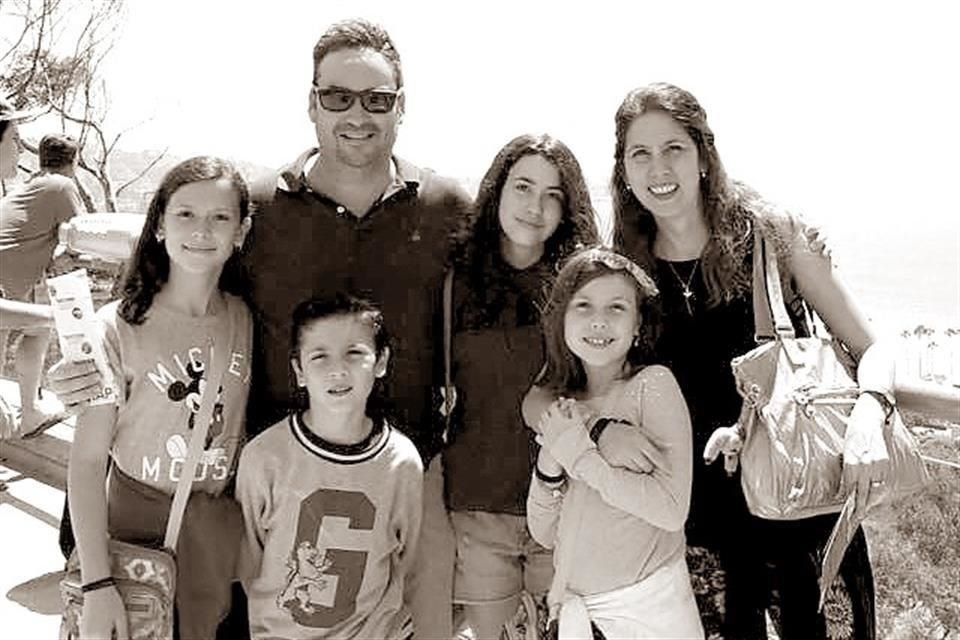 Óscar Peña Durán y Bárbara Coindreau de Peña con sus hijos Mercedes, de 12; Roberta, de 15; Óscar, de 8; y Paloma, de 10 años de edad.